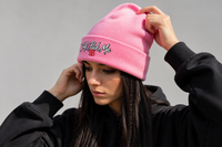 Femme portant le bonnet à revers rose Ink Pick Me – portrait