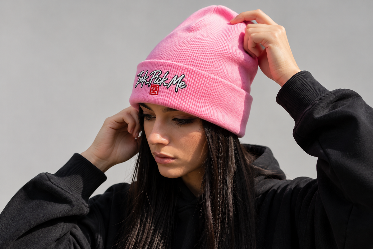 Femme portant le bonnet à revers rose Ink Pick Me – portrait