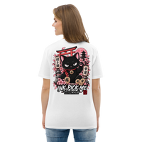 T-shirt blanc Maneki Neko Ink Pick Me porté, chat noir entouré de sakura et d'un torii