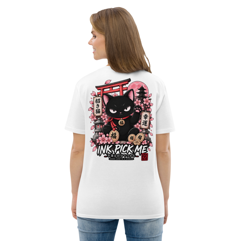T-shirt blanc Maneki Neko Ink Pick Me porté, chat noir entouré de sakura et d'un torii
