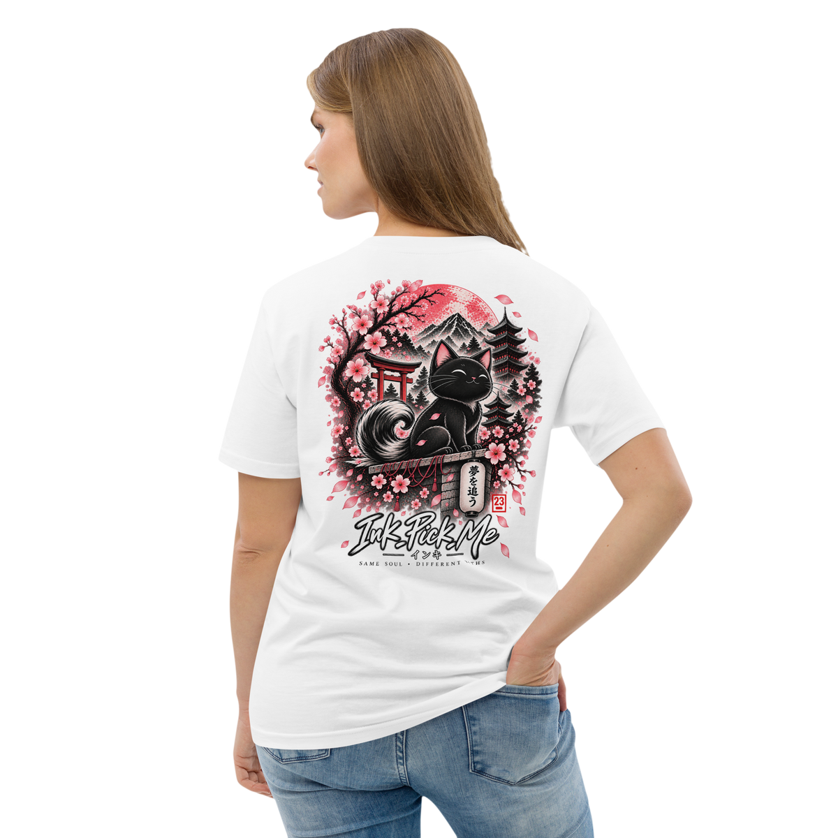 T-shirt blanc Inky Dream, chat noir, sakura et montagnes en couleurs au dos