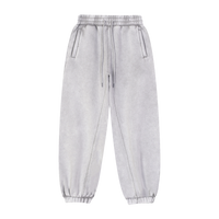 Vue portée du jogging ample, style streetwear.