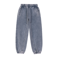 Poches et coutures du pantalon jogging ample en gros plan.