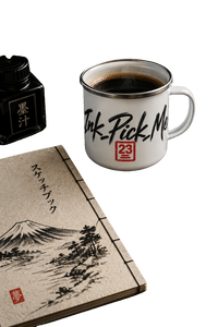 Mug émaillé Ink Pick Me posé sur un bureau sombre avec carnet japonais et plume, ambiance dark aesthetic