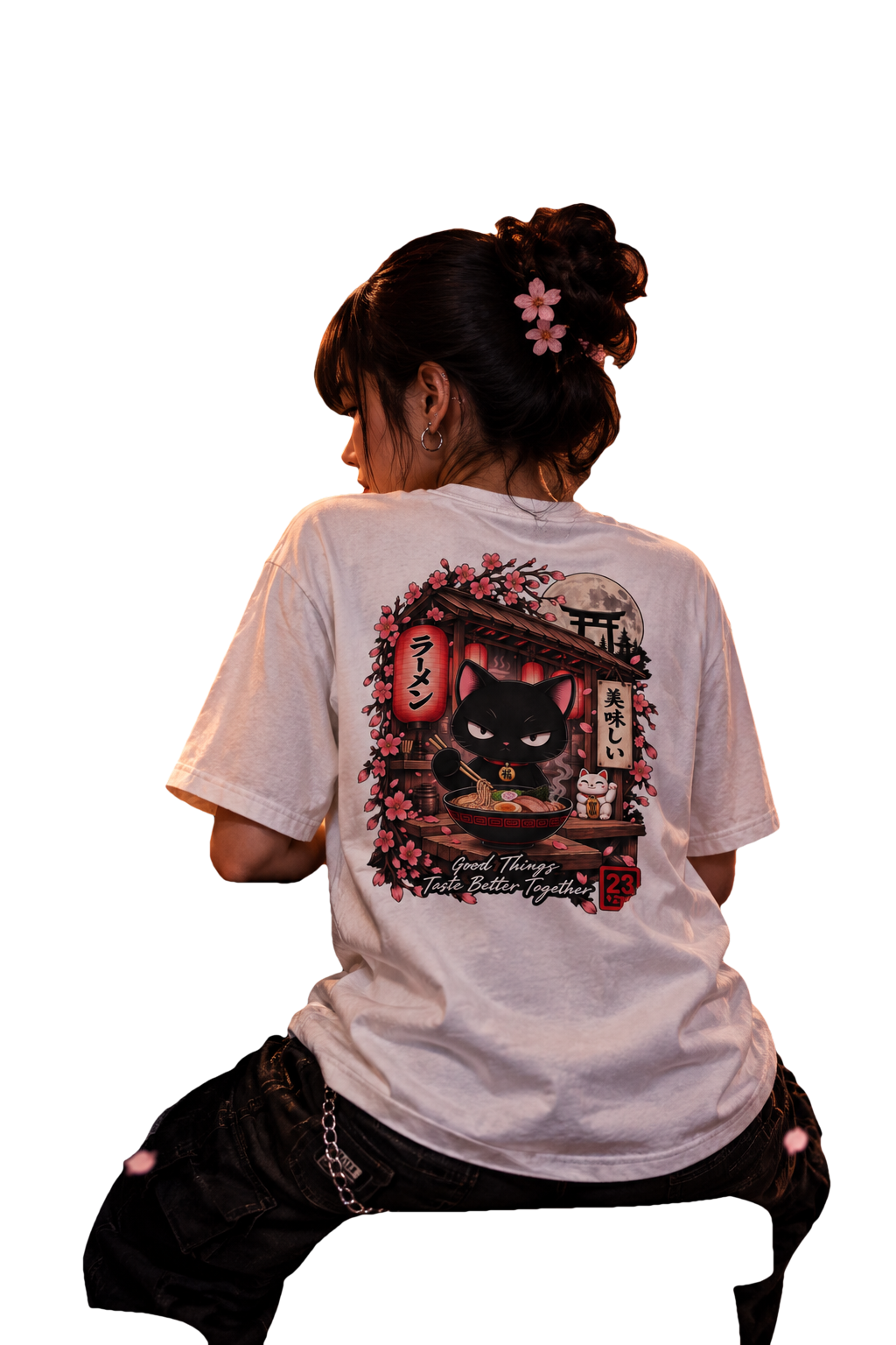 T-shirt streetwear japonais Lucky Ramen porté dans un bar à ramen de nuit, sakura et lanières rouges