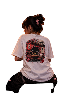T-shirt streetwear japonais Lucky Ramen porté dans un bar à ramen de nuit, sakura et lanières rouges