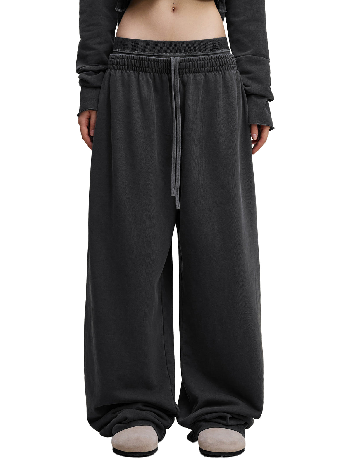 Pantalon délavé double taille Ink Pick Me porté avec un haut court – vue de face