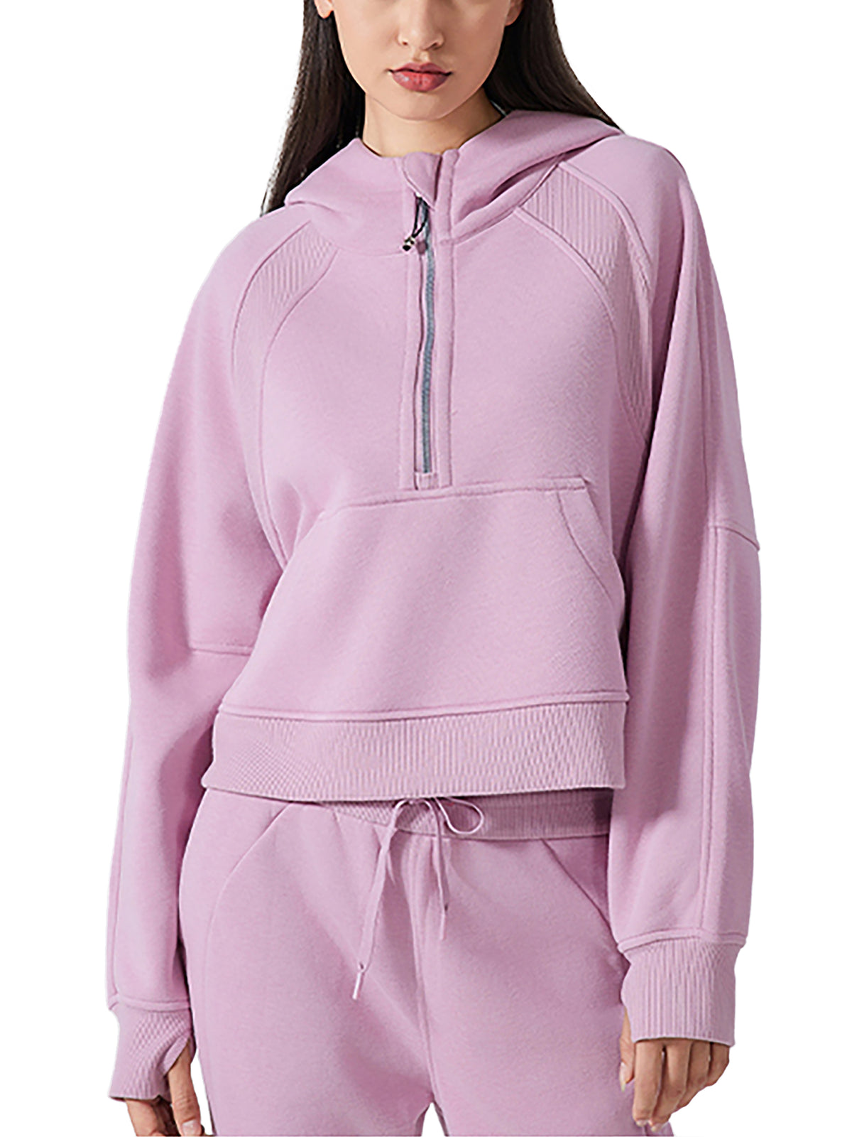 Mannequin portant le hoodie court demi-zip rose Ink Pick Me et le pantalon assorti – vue de face