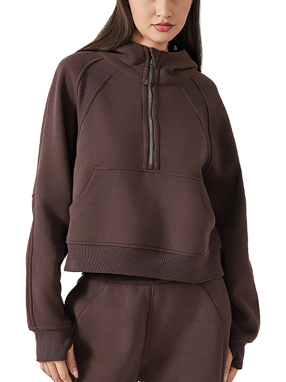 Mannequin portant le hoodie court demi-zip Ink Pick Me coloris marron avec le pantalon assorti – vue de face