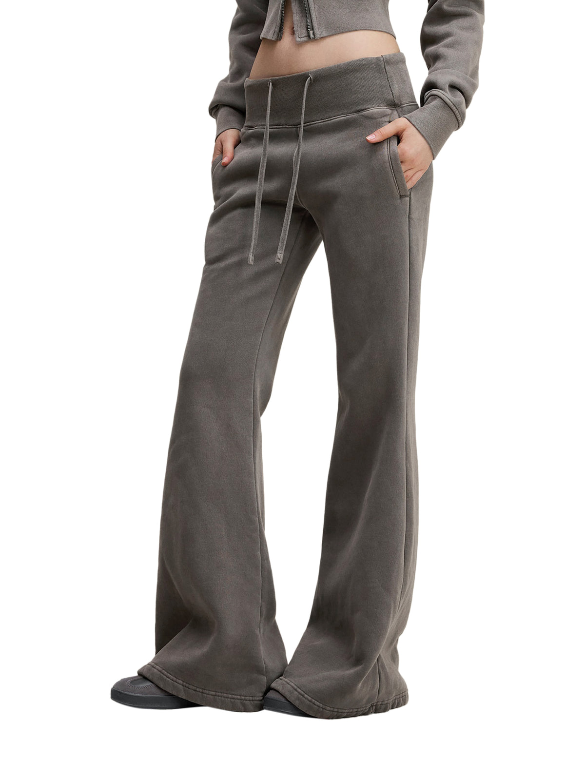Mannequin portant le pantalon évasé délavé Ink Pick Me avec un haut assorti – vue de face