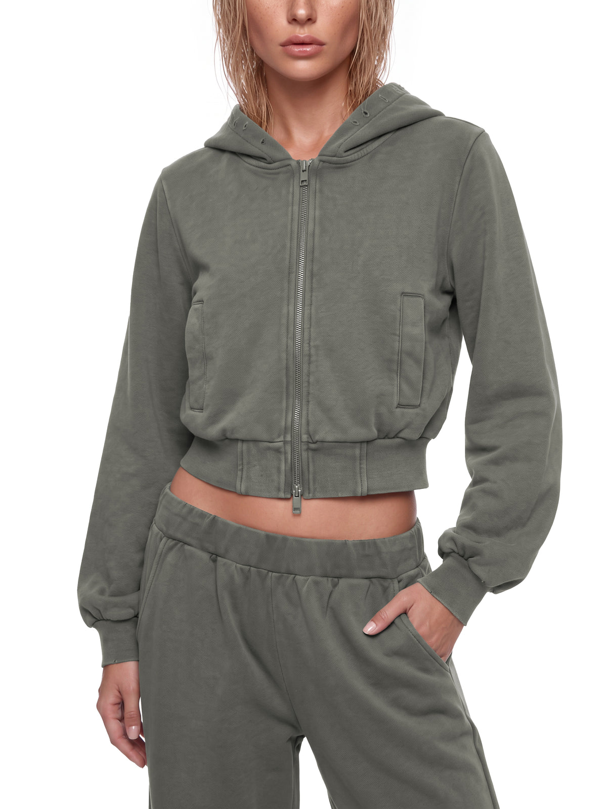 Mannequin portant le hoodie zippé court délavé Ink Pick Me et le pantalon assorti – vue de face